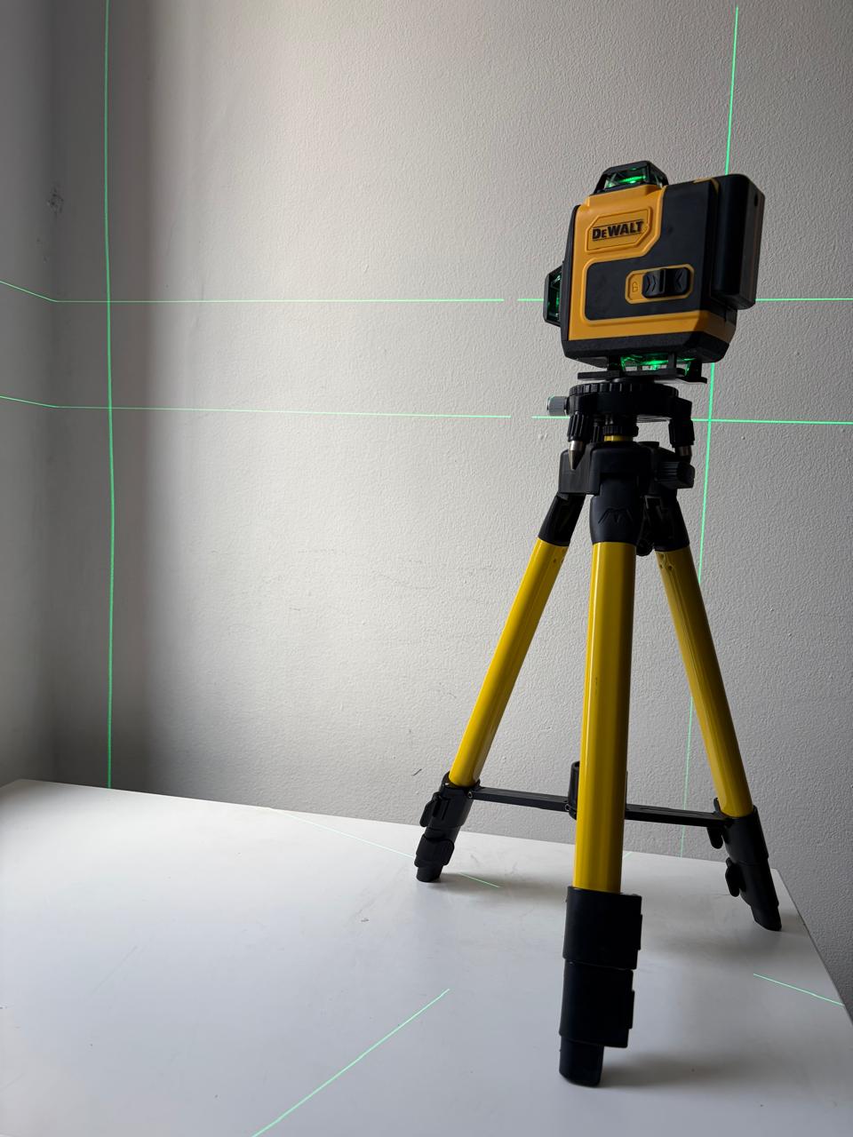 Vista 4 de NIVEL LASER 16 LINEAS DEWALT MALETIN